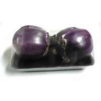 Melanzane viola in vassoio