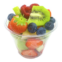 Bicchiere di frutta fresca ananas, fragola e uva
