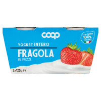 Yogurt Intero Con Fragola In Pezzi