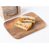 Sandwich vegano farcito con vegeluna, pomodoro fresco e basilico