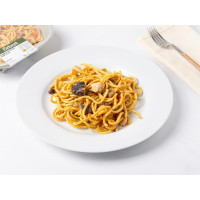 Noodles con salmone e verdure saltate