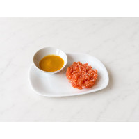 Tartare di salmone norvegese con sesamo e salsa al mango