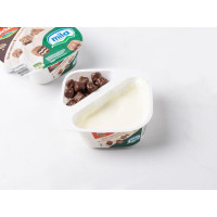 Yogurt alla vaniglia con wafer cacao e latte