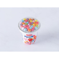 Yogurt alla fragola con confettini