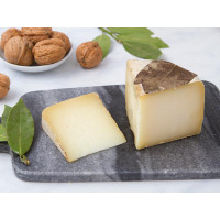 Pecorino stagionato in foglia di noce