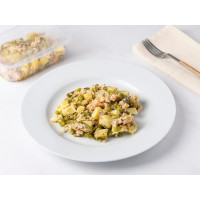 Insalata di salmone, patate, fagiolini e piselli