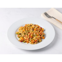 Insalata di orzo, miglio, verdure e salmone