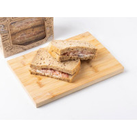 Panino farcito con speck, crema al brie e mirtilli