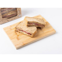 Panino farcito con bresaola, provola e crema di carciofi