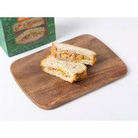 Sandwich farcito con salmone affumicato, zucchine e avocado senza glutine