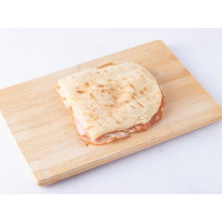 Pinsa prosciutto cotto alla brace e crema di scamorza affumicata