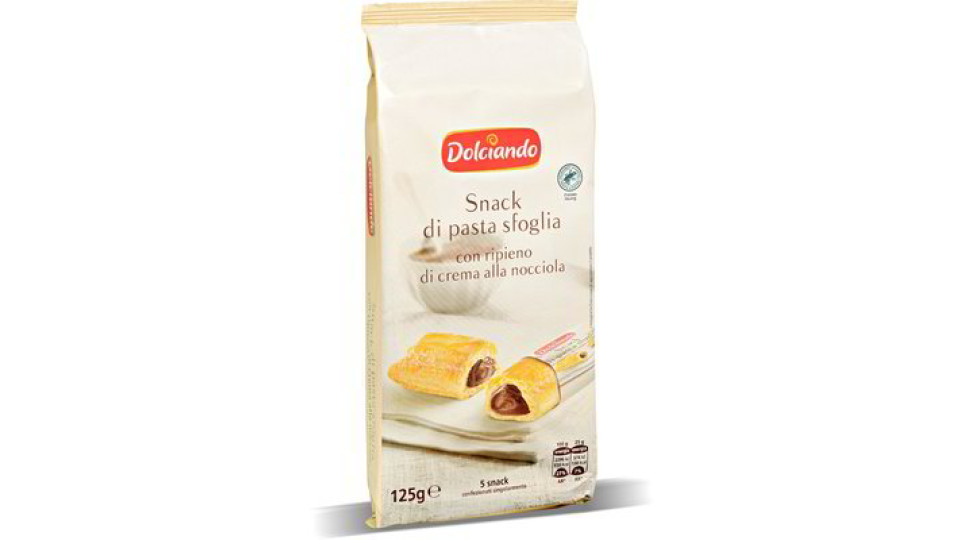 Snack di pasta sfoglia con ripieno di crema alla nocciola