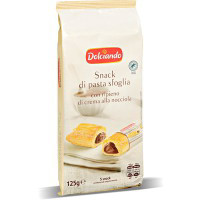 Snack di pasta sfoglia con ripieno di crema alla nocciola