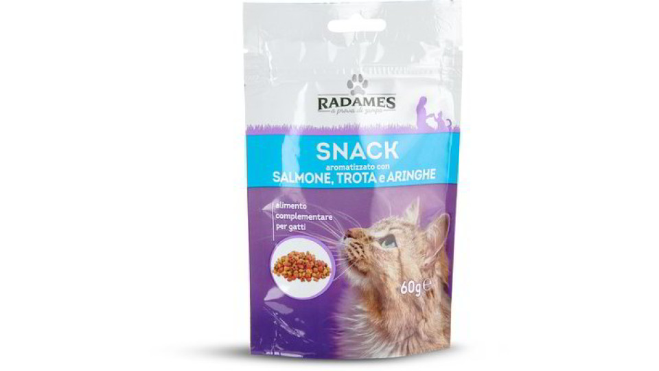 Snack aromatizzato con salmone, trota e aringhe per gatti