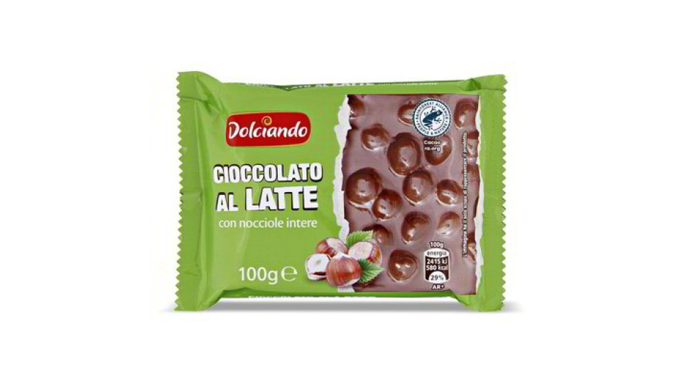 Cioccolato al latte con nocciole intere