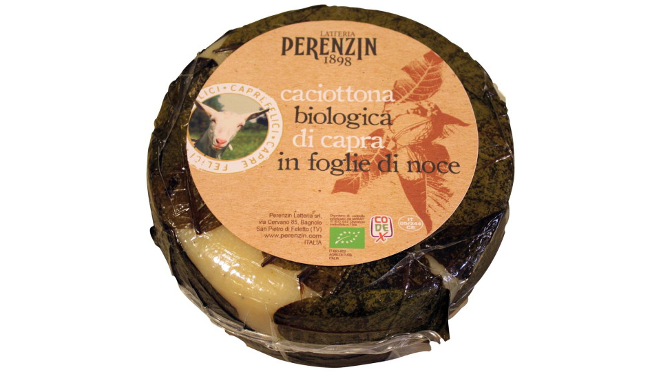 Caciottona di latte di capra affinata in foglie di noce