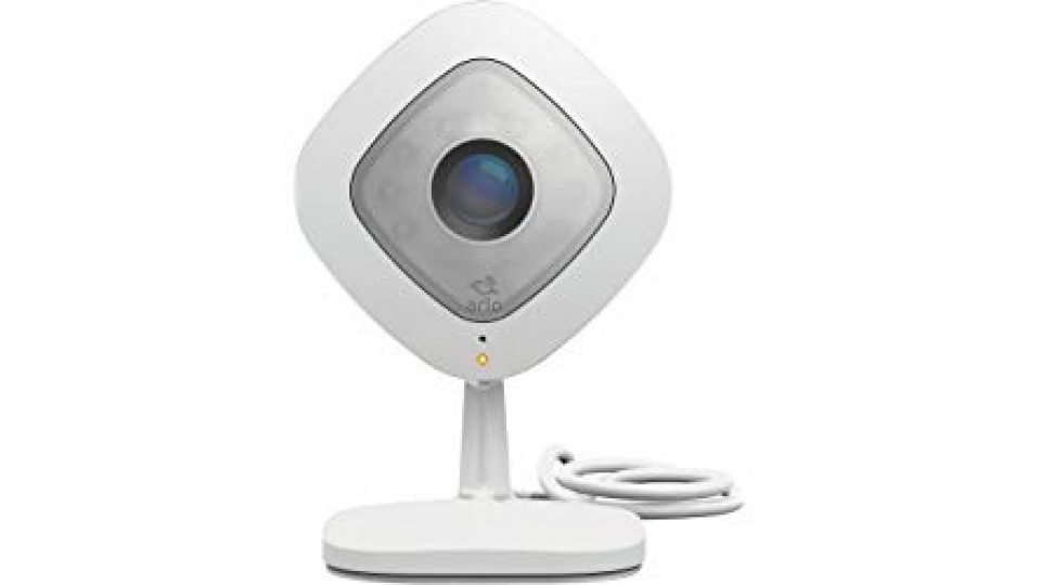 Arlo VMC3040-100PES Telecamera di Sicurezza Wifi, Alimentata Via Cavo, Presa Elettrica, per Registrazioni 24/7, Visione Notturna, Funziona con Alexa e Google Wifi