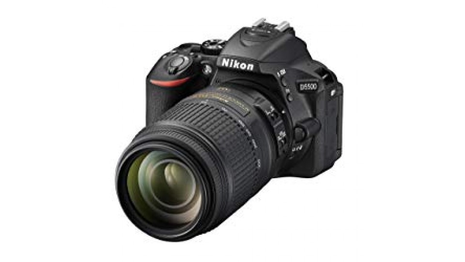 Nikon D5500 + Nikkor 18-55 VR II + 55-300 VR, Fotocamera Reflex Digitale, 24,2 Megapixel, LCD Touchscreen Regolabile, Wi-Fi, SD 8GB 200x Premium Lexar, Nero [Nital card: 4 anni di garanzia]
