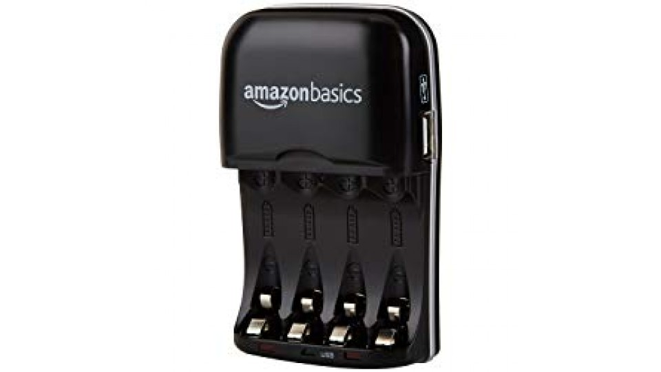 AmazonBasics - Carica batterie con porta USB per batterie Ni-MH AA e AAA