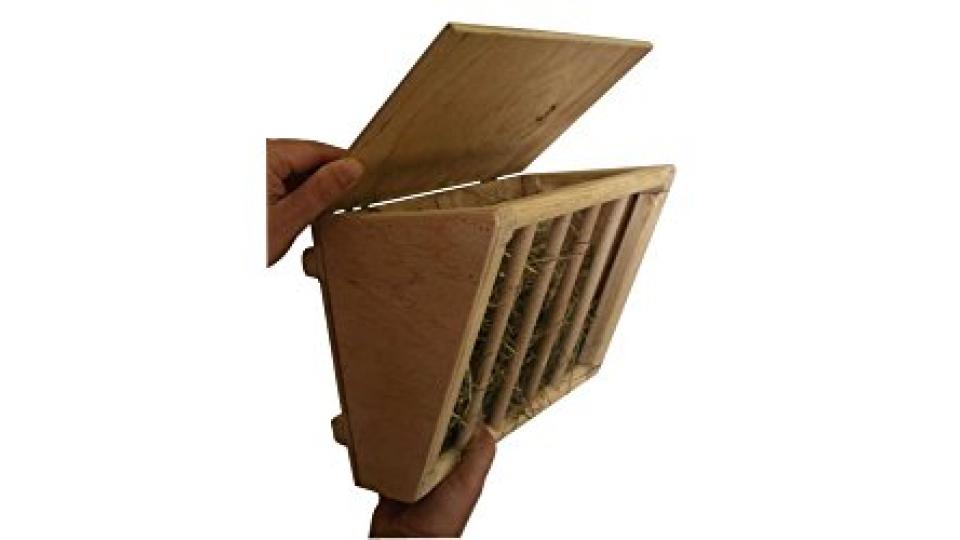Hay rack con seduta in legno