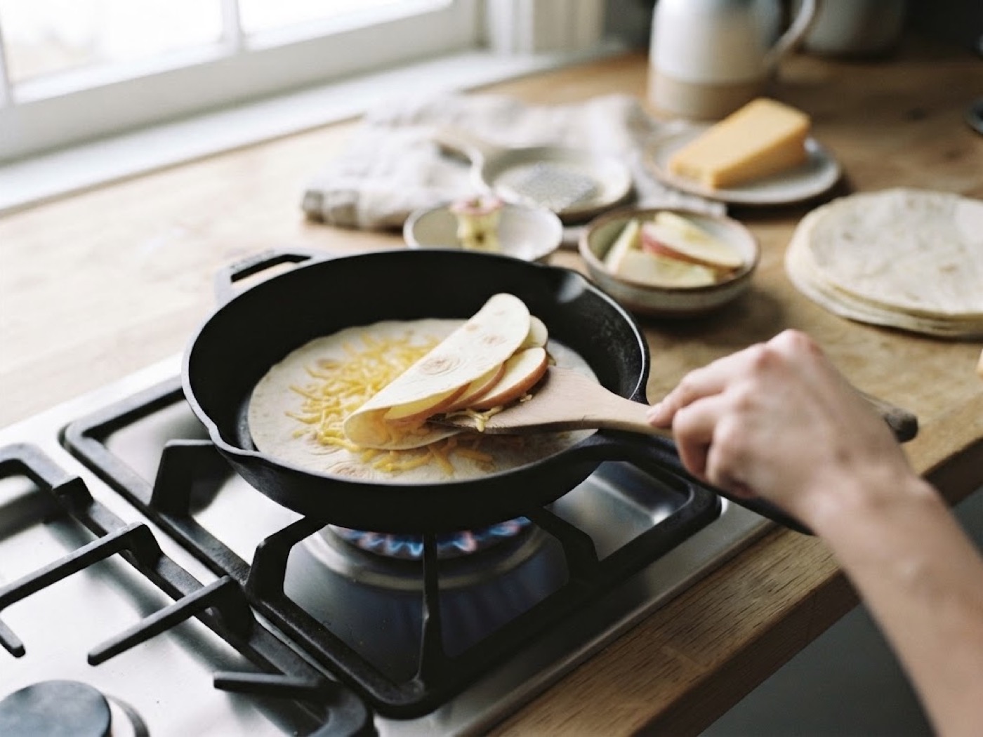 Questa dilla mela e cheddar, passaggio 4