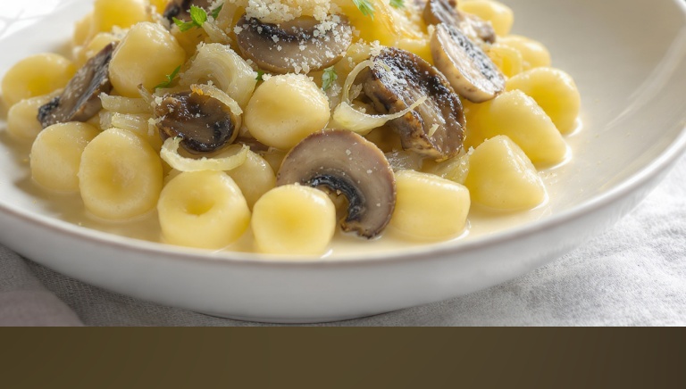 Gnocchi con funghi, porro e cipolla