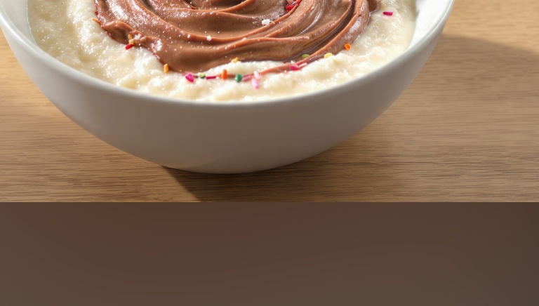 Porridge con muesli, nocciole e crema al cacao