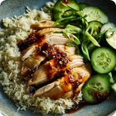 Riso e pollo alla hainanese con cetriolo, cipollotto e glassa alla soia