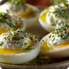 Uova sode con salsa allo yogurt ed erba cipollina